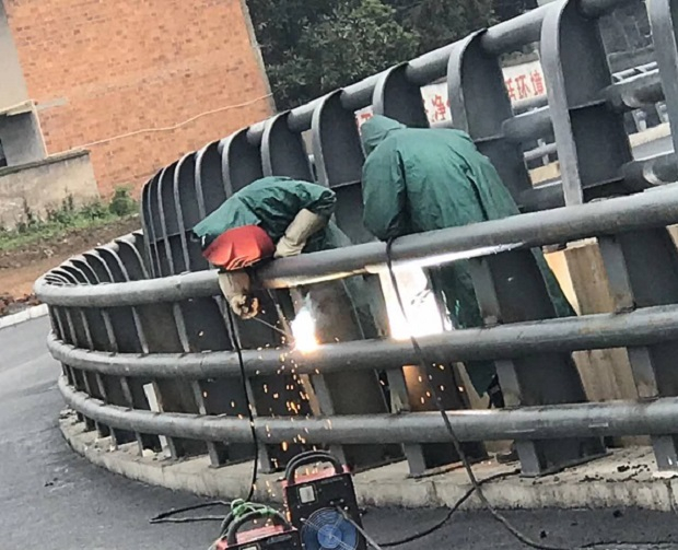 道路防撞欄桿安裝